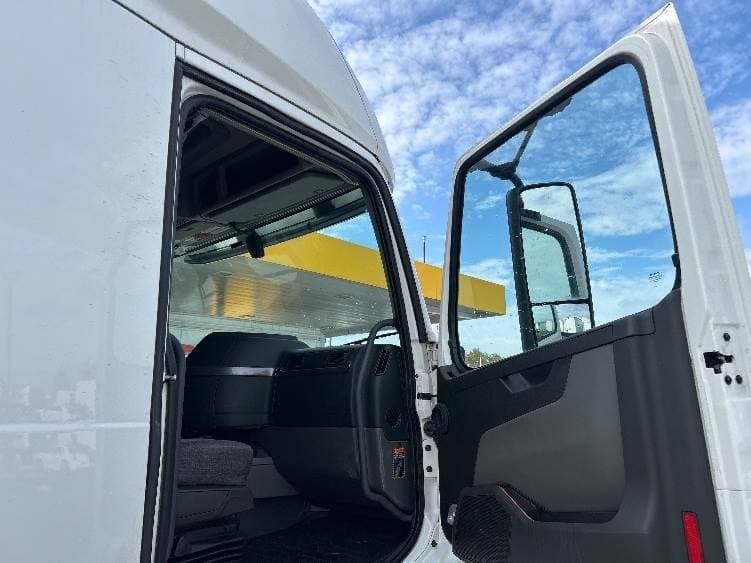 2022 Volvo VNL image 9