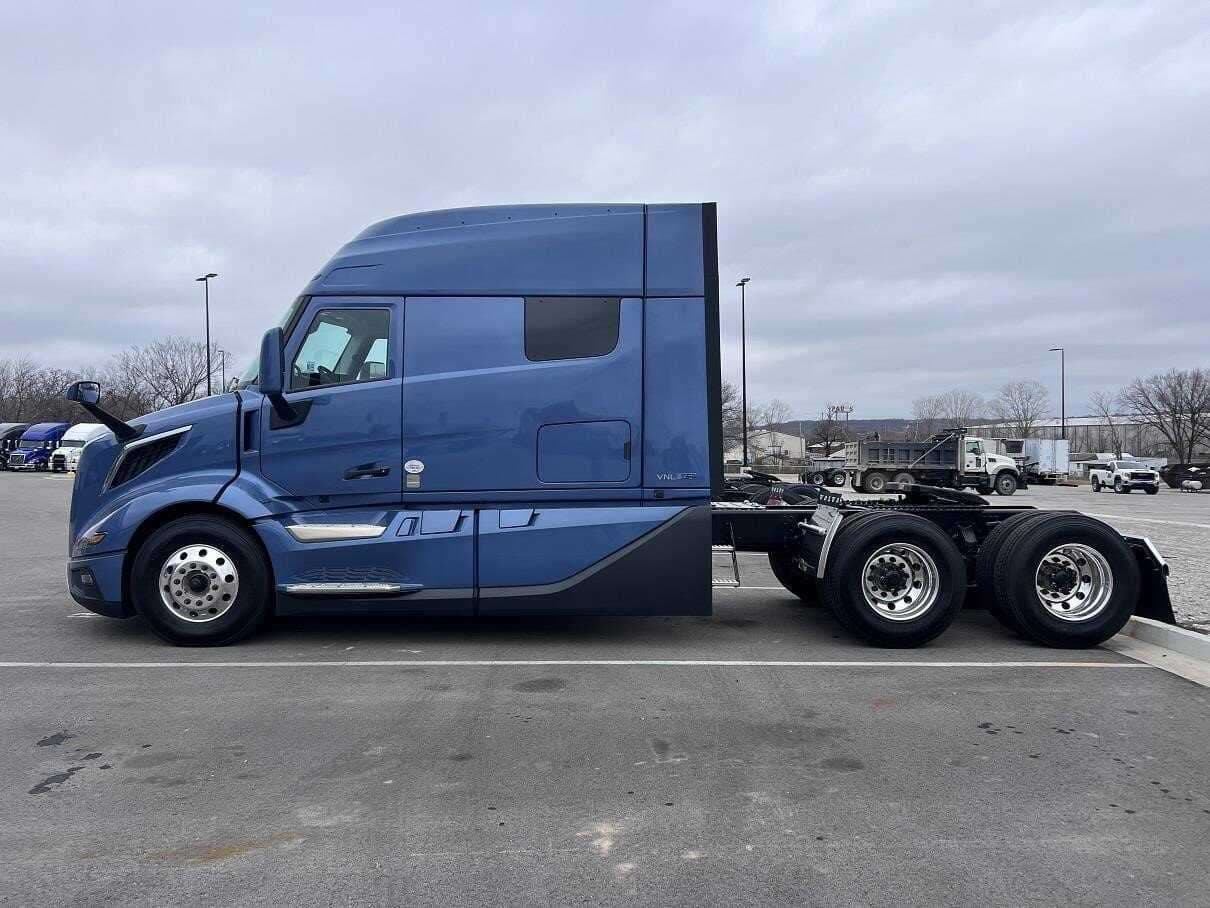 2025 Volvo VNL64 image 2