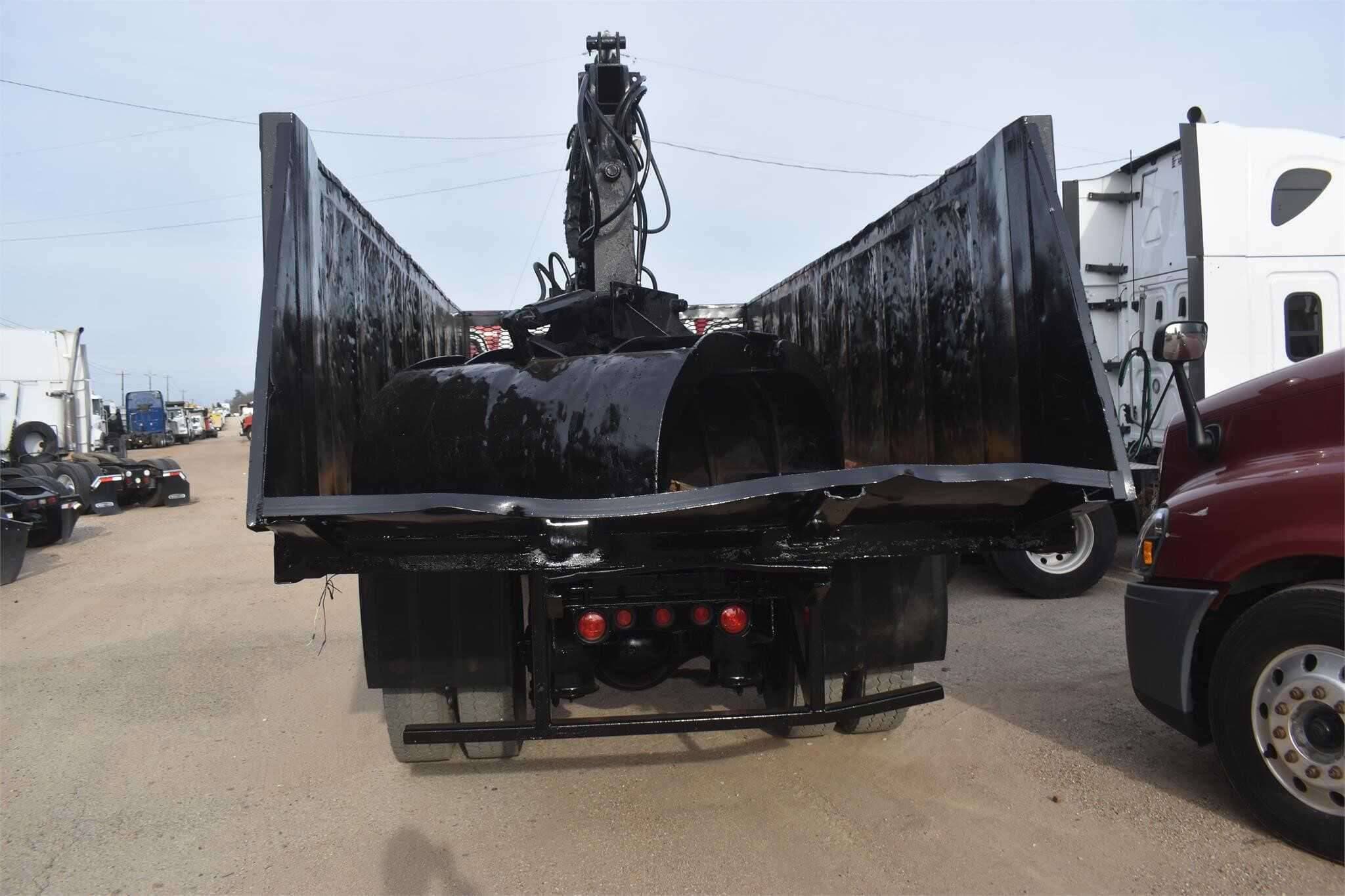 2018 Freightliner M2 image 2