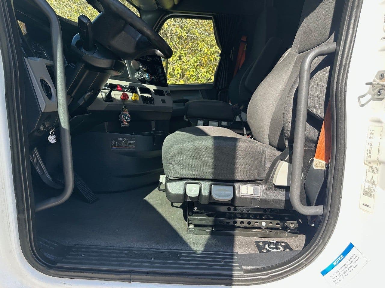 2019 Freightliner Cascadia 126 image 18