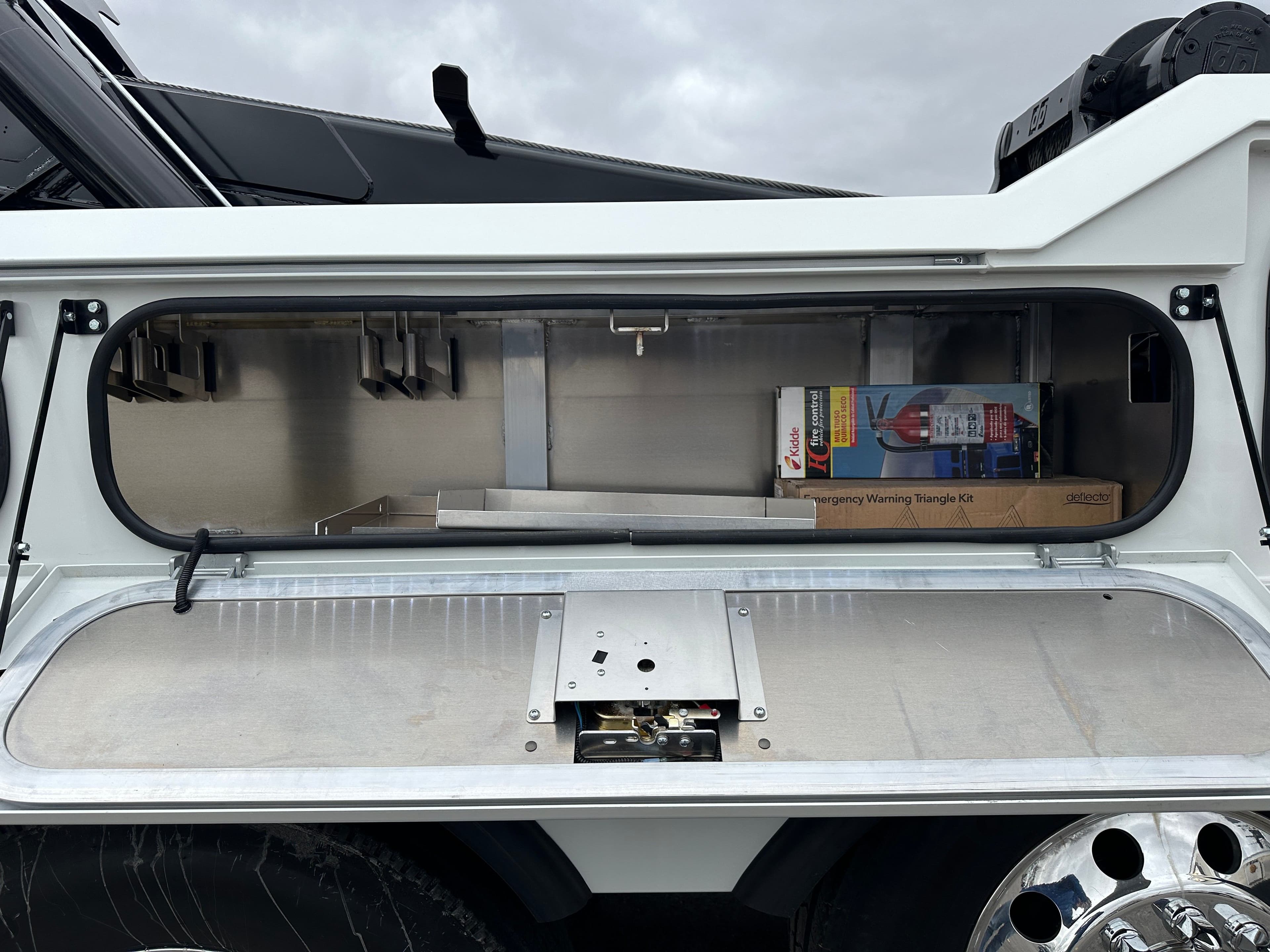 2025 Kenworth T880 with a Century 7035 image 17