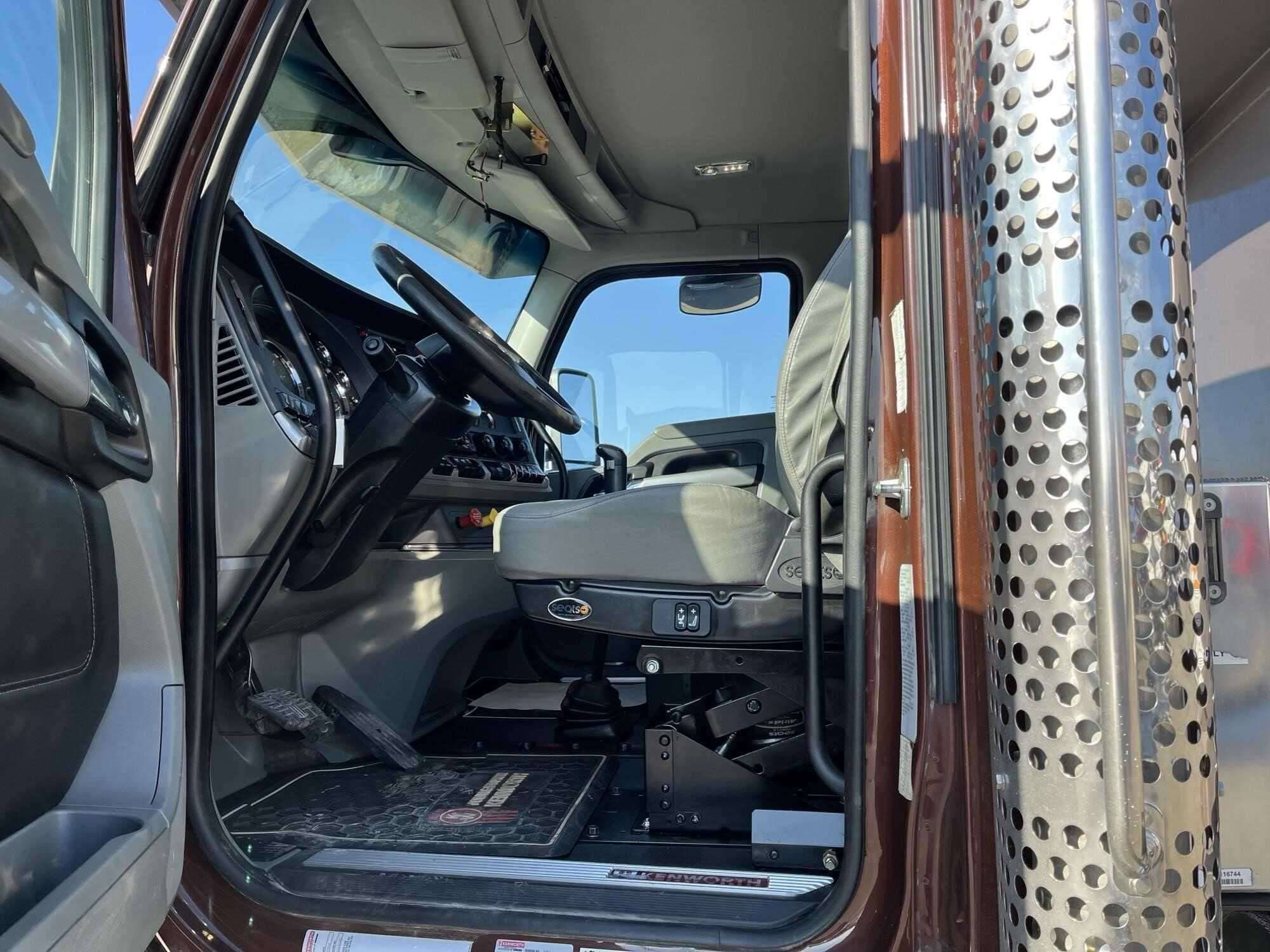 2020 Kenworth T880 image 7