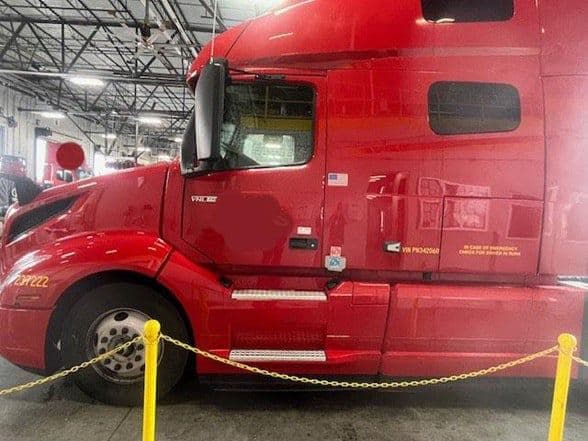 2023 Volvo VNL64T760 image 7