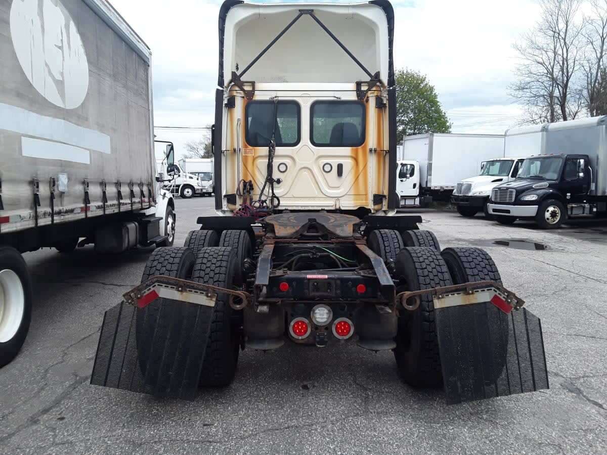 Used 2019 FREIGHTLINER Conventional - Day Cab - CASCADIA 116 For Sale image 6