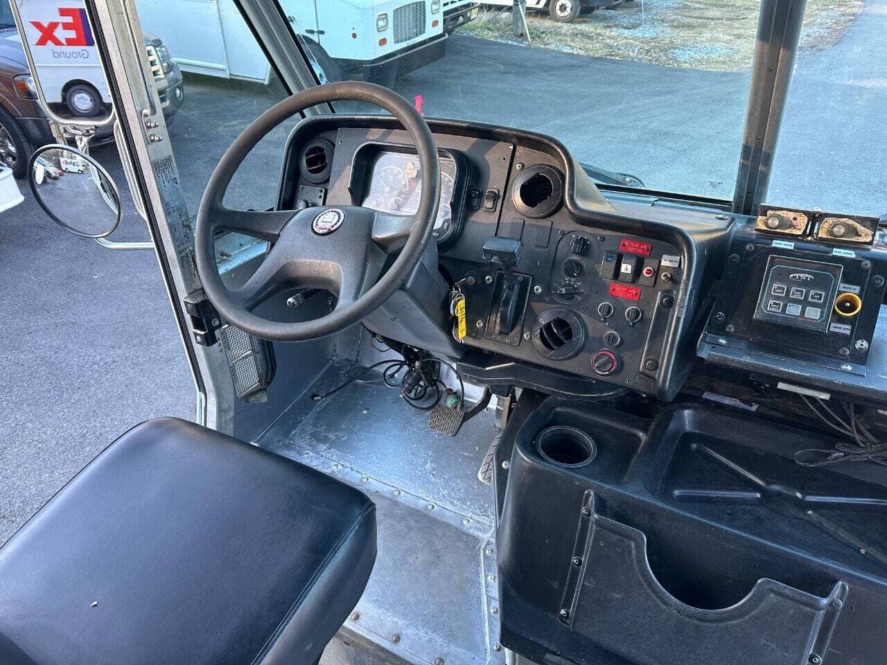 2010 Freightliner MT45 image 2