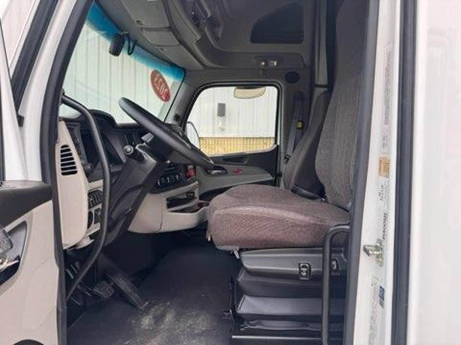 2023 Peterbilt 579 image 7