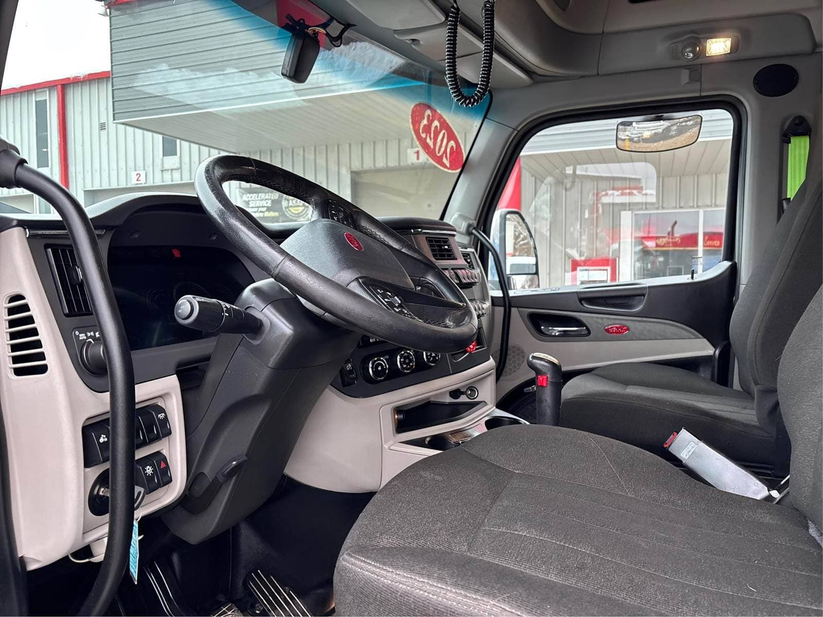 2023 Peterbilt 579 image 6