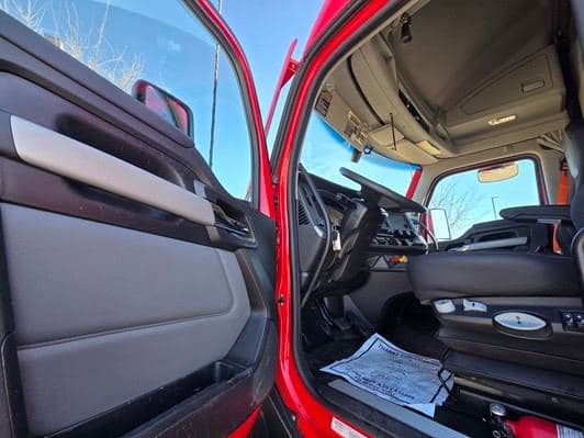 2023 Kenworth T680 image 19