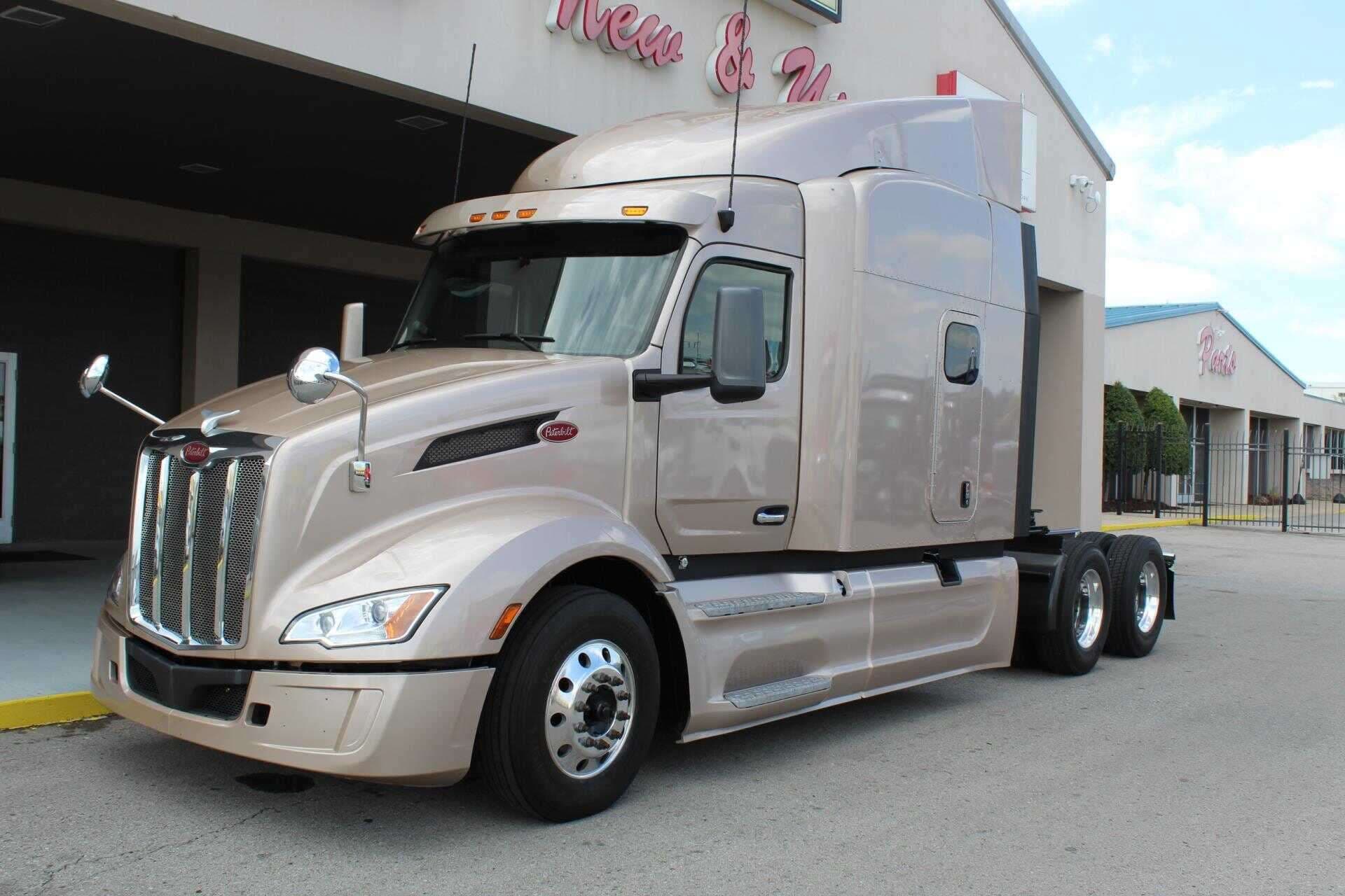 2023 Peterbilt 579 image 1