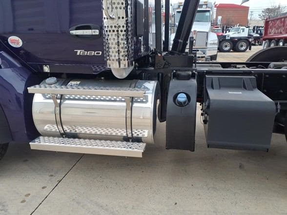 2025 Kenworth T880 image 9