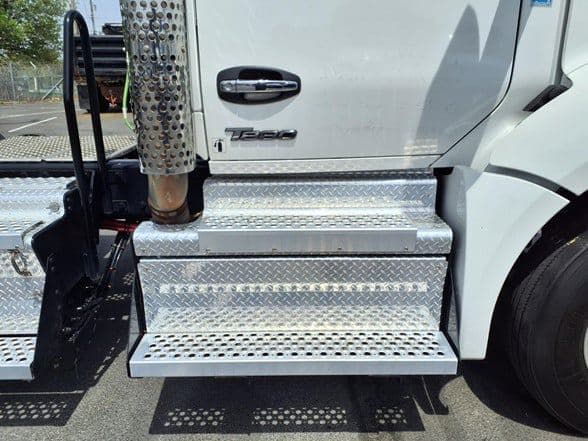 2023 Kenworth T880 image 3
