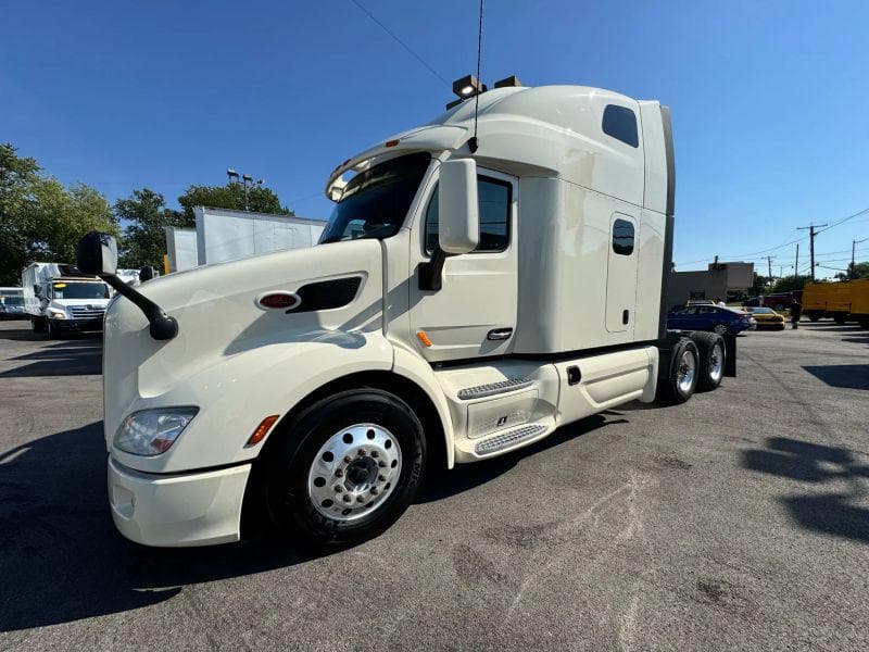 2022 Peterbilt 579 image 3