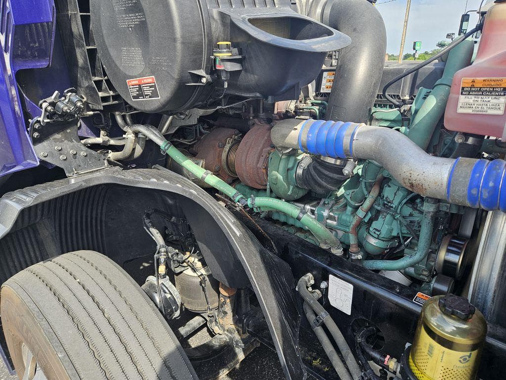 2021 Volvo VNL64T740 image 12