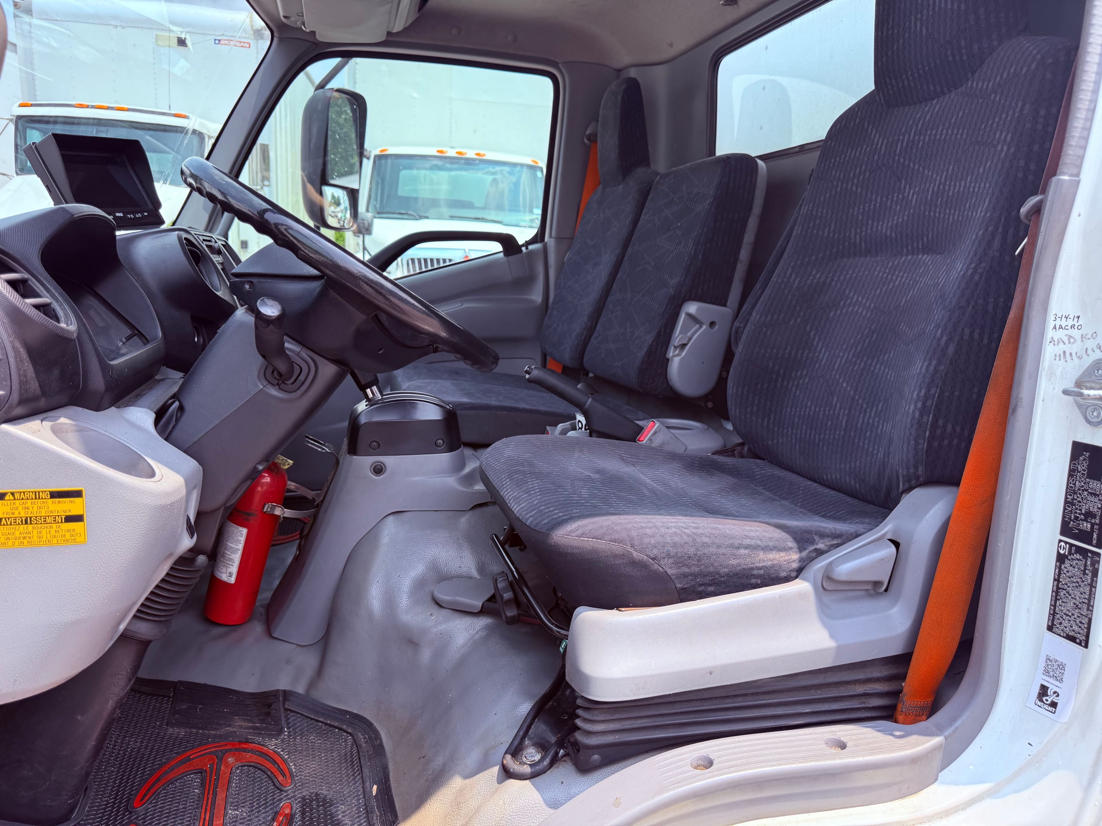 2019 Hino 195 18' BOX TRUCK image 8