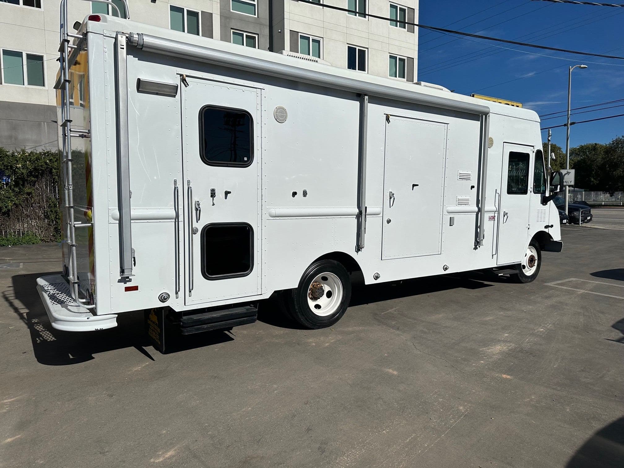 2002 WORKHORSE Step Van with Handicap Lift image 3