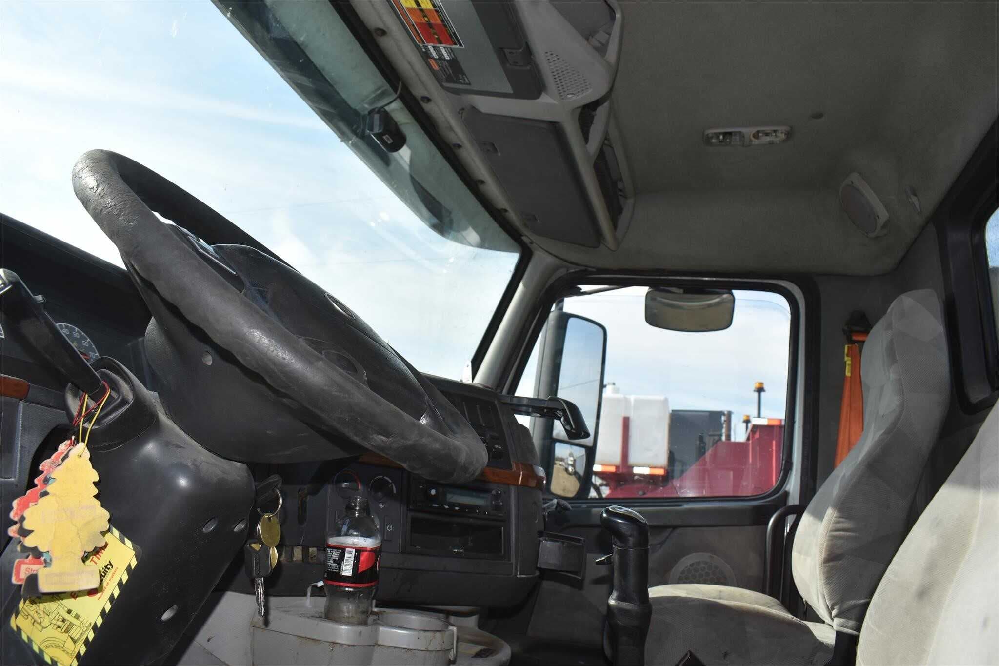 2011 Volvo VNL670 image 4