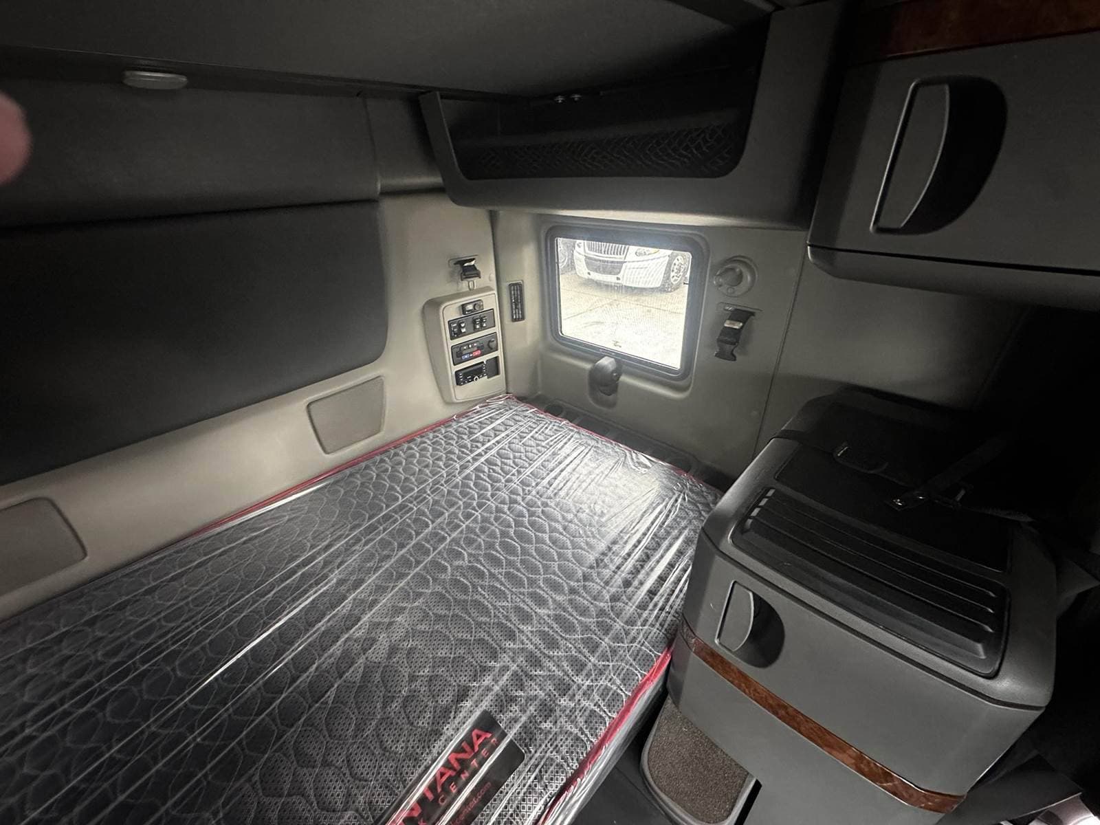 2022 International LT Sleeper Semi Truck - Raised Roof Sleeper, A26 450HP, 12 Speed Automatic image 9