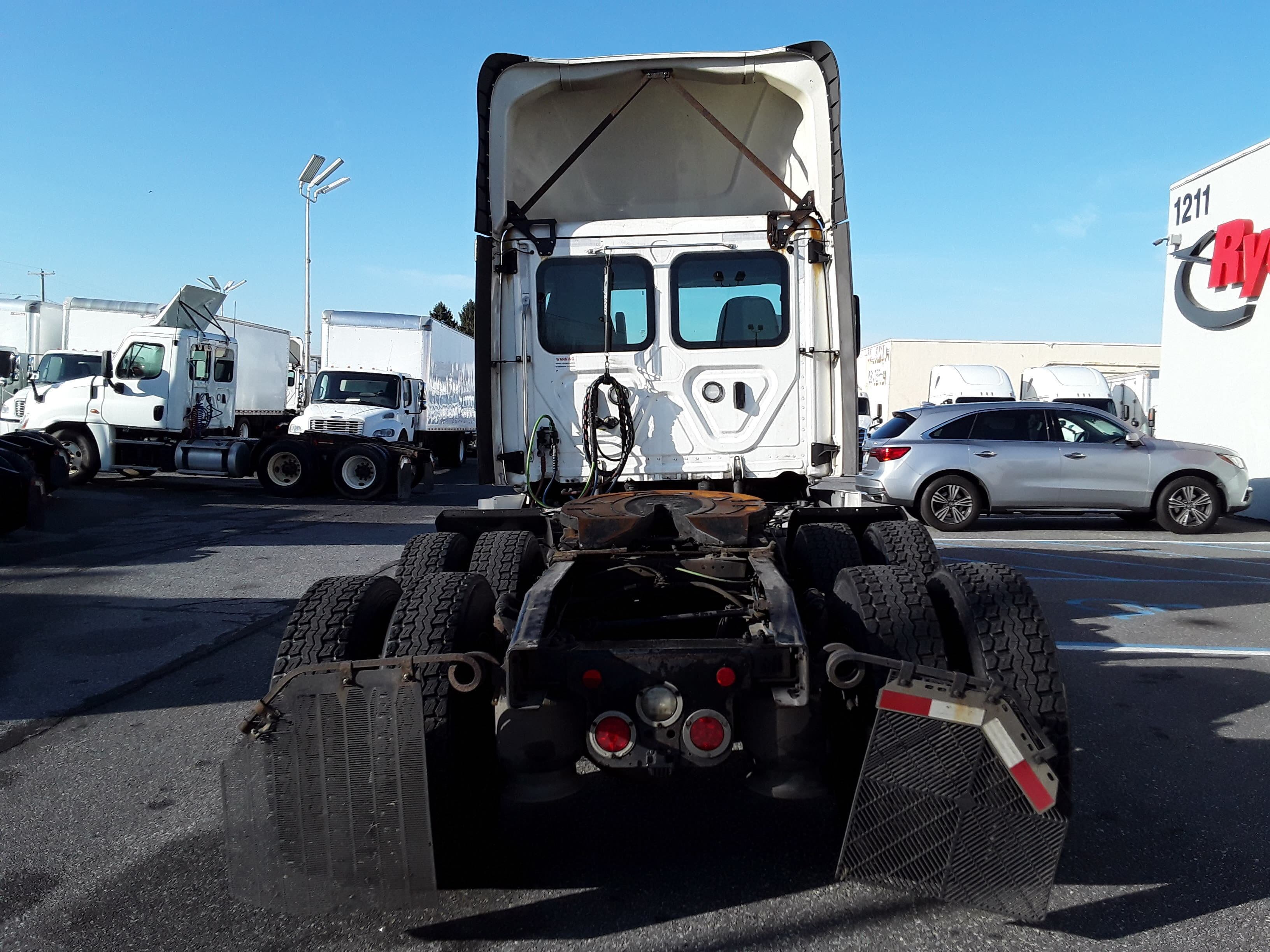 Used 2020 FREIGHTLINER Conventional - Day Cab - CASCADIA 126  image 7