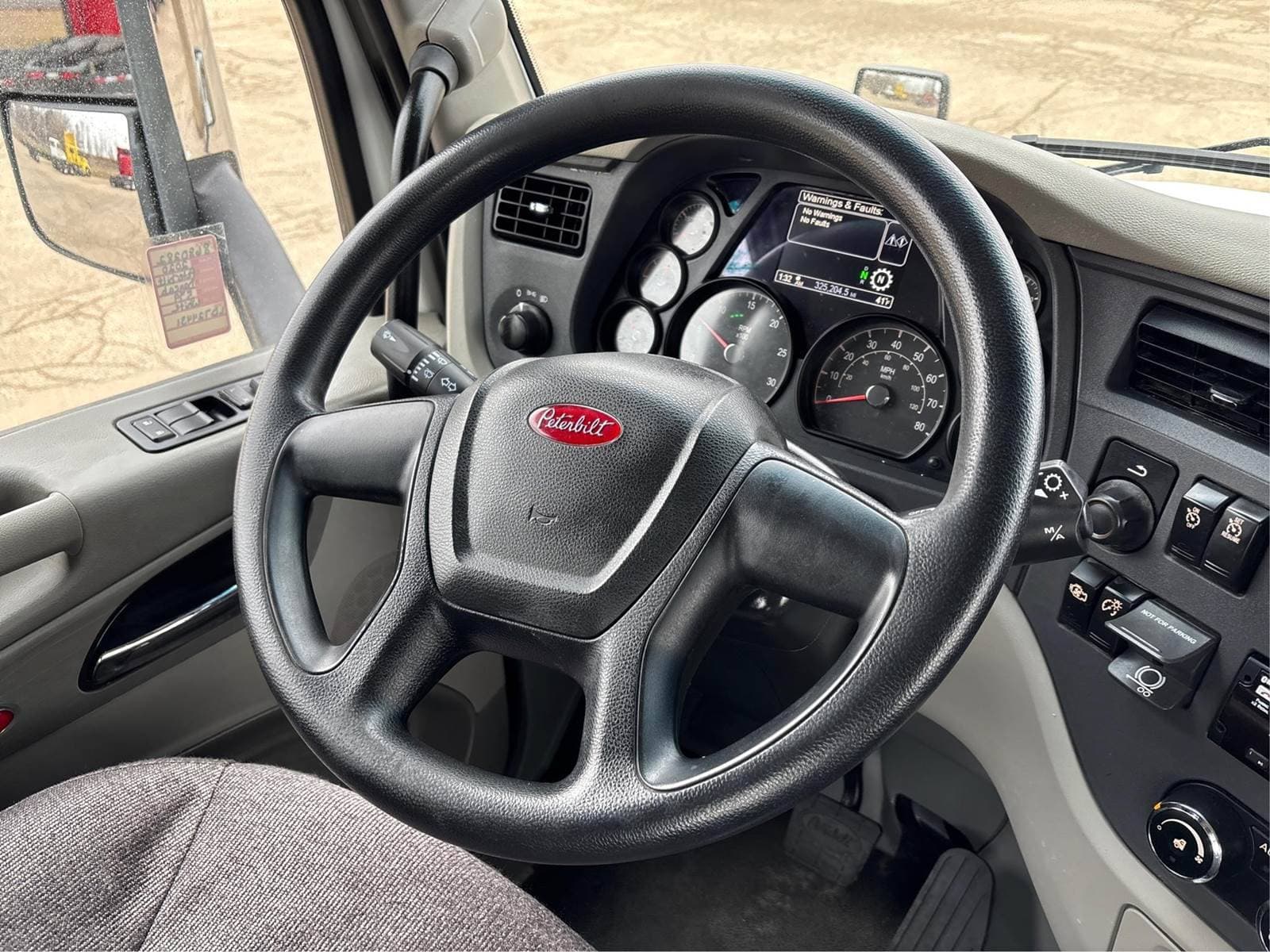 2020 Peterbilt 579 image 10