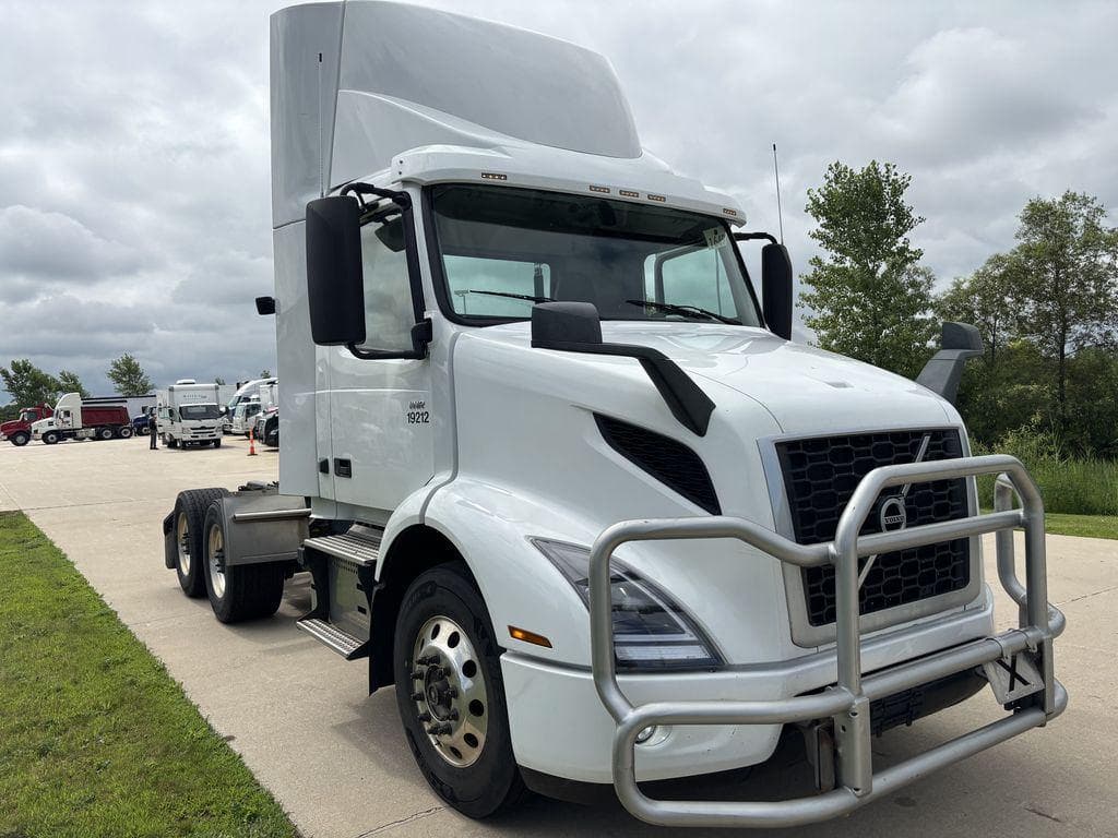 2019 Volvo VNR image 7