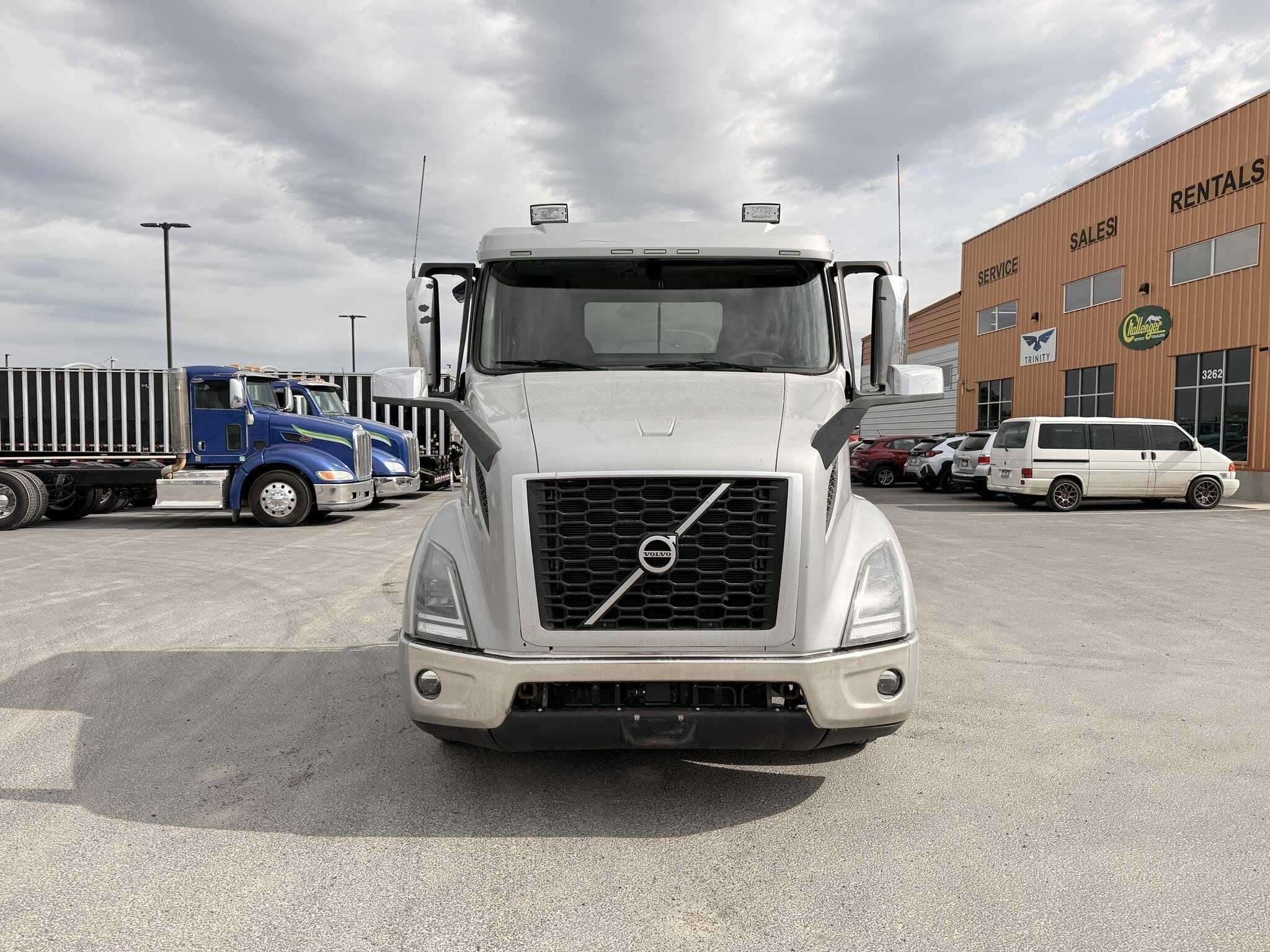 2020 Volvo VNR image 1