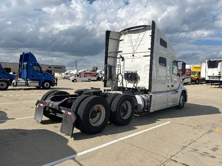 2023 Volvo VNL image 13