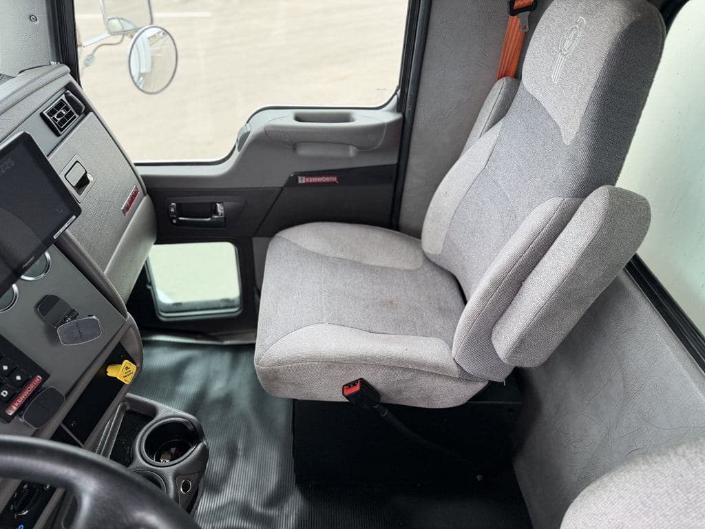 Used 2021 KENWORTH T270 image 23