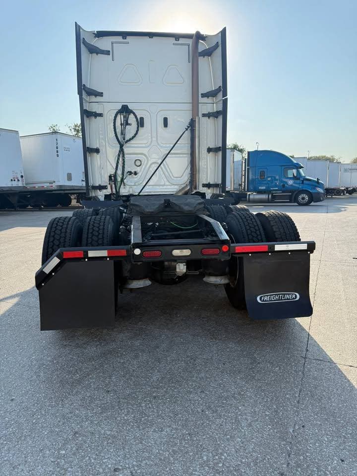 2020 Freightliner Cascadia image 3