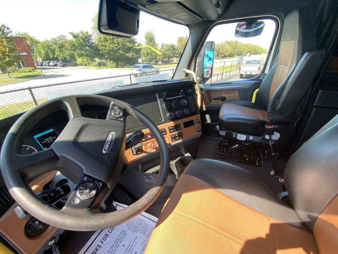 2021 FREIGHTLINER Cascadia CA126 Tandem Axle Sleeper image 9