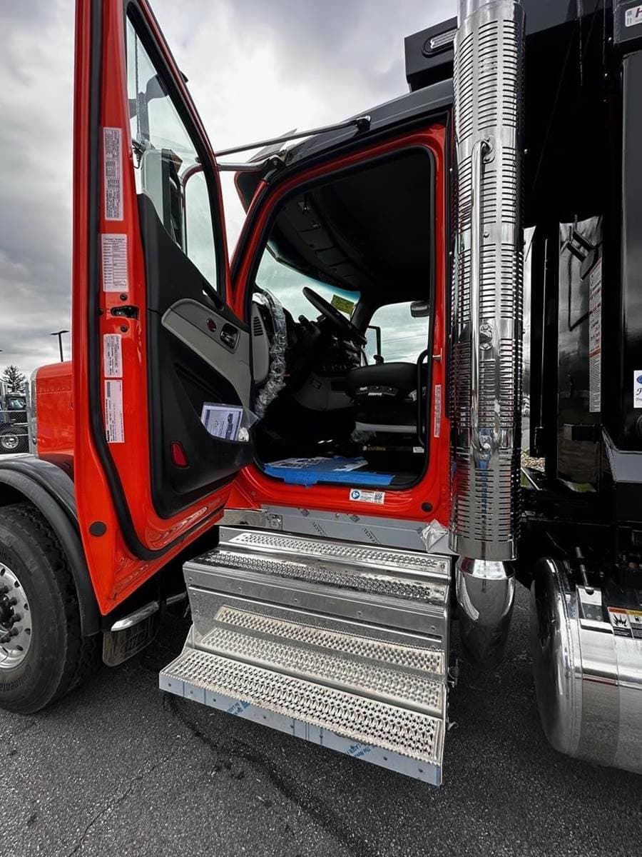 2027 Peterbilt 589 image 9