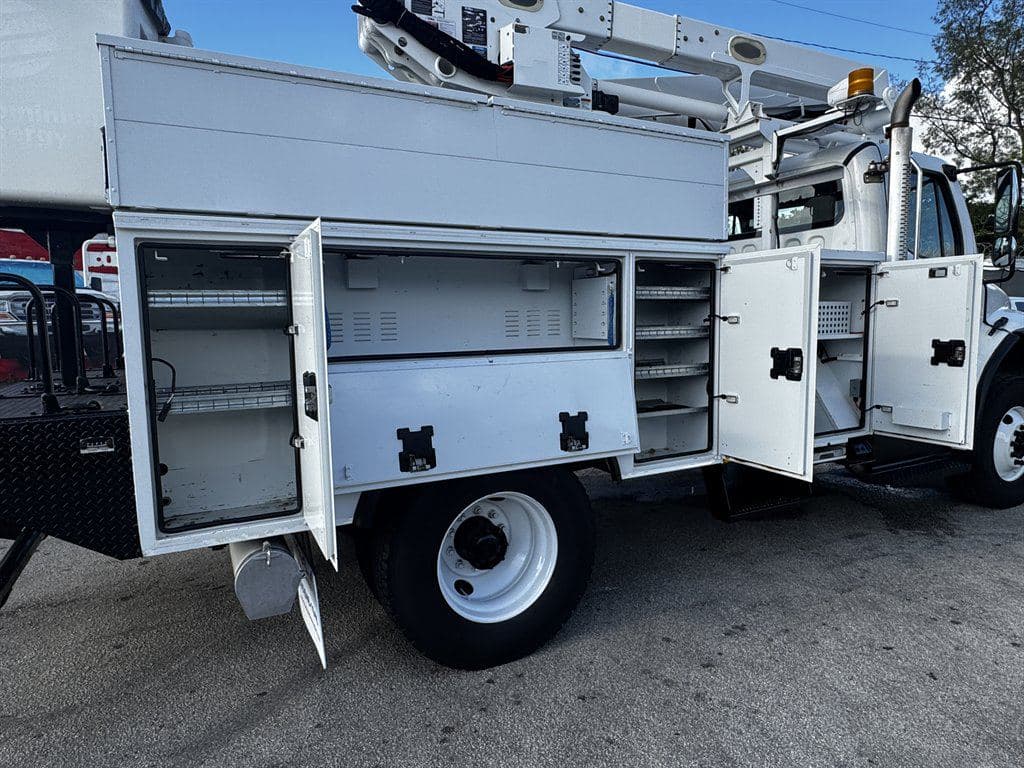 2017 Freightliner M2-106 image 26