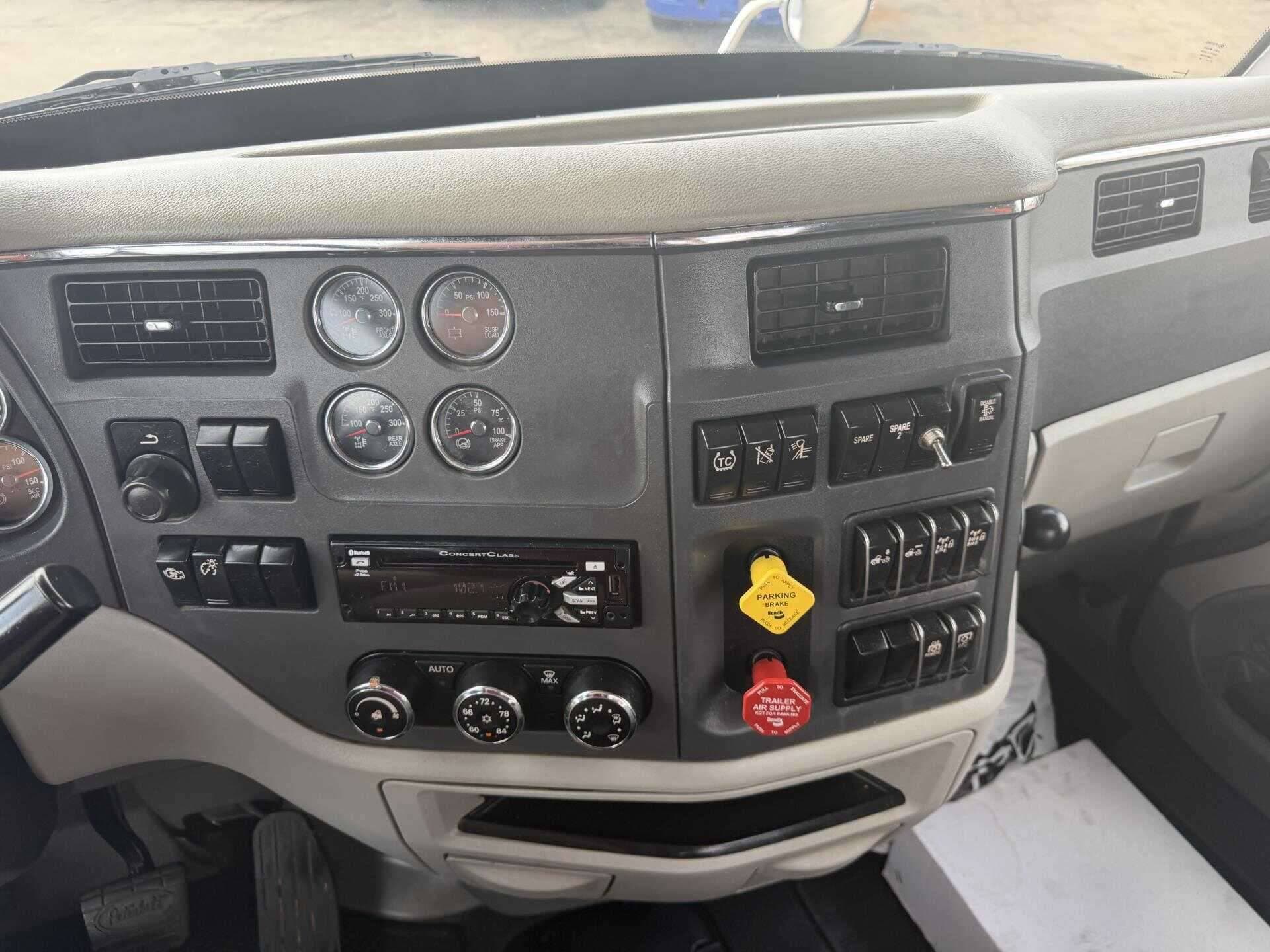 2020 Peterbilt 567 image 10