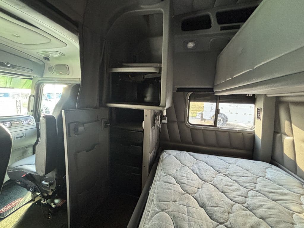 Used 2022 PETERBILT 389 image 17