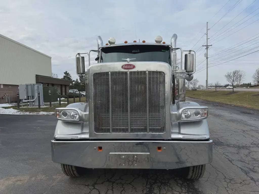 2025 Peterbilt 589 image 1