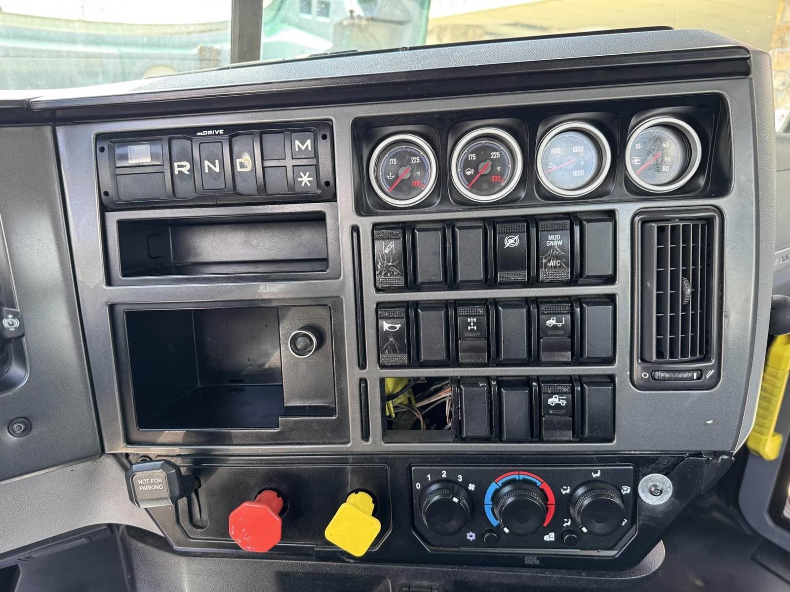 2020 Mack Anthem 64T Sleeper Semi Truck - MP8 415HP image 17