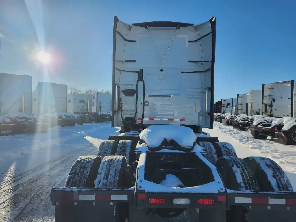 2022 Volvo VNL image 2