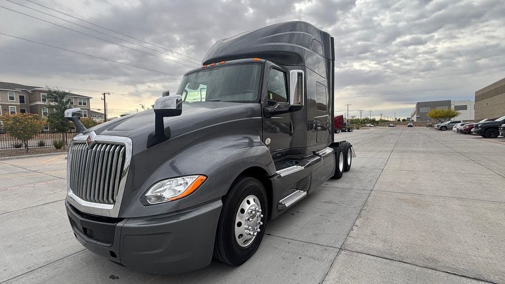 Used 2021 INTERNATIONAL LT625 image 2