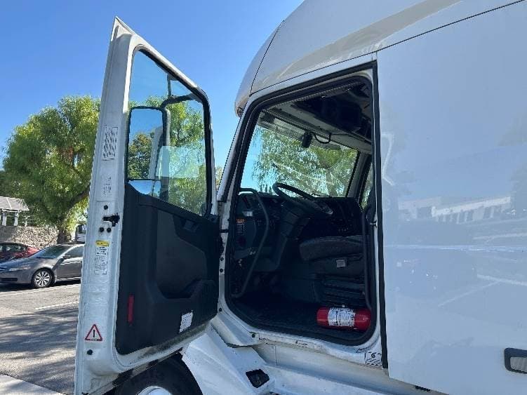 2023 Volvo VNL image 15