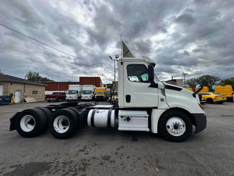 2018 Freightliner Cascadia image 4