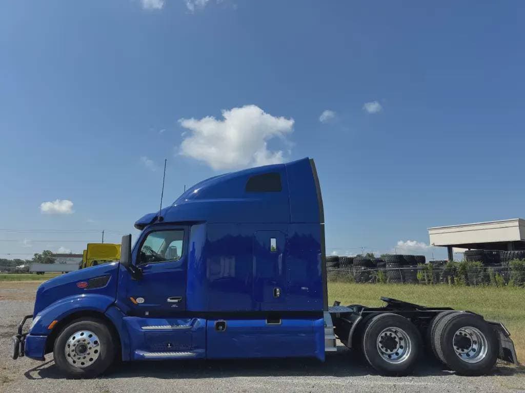 2022 Peterbilt 579 image 4