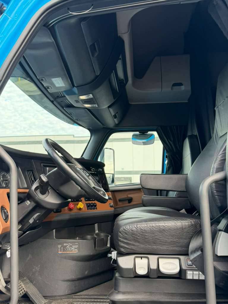 2022 Freightliner Cascadia image 9