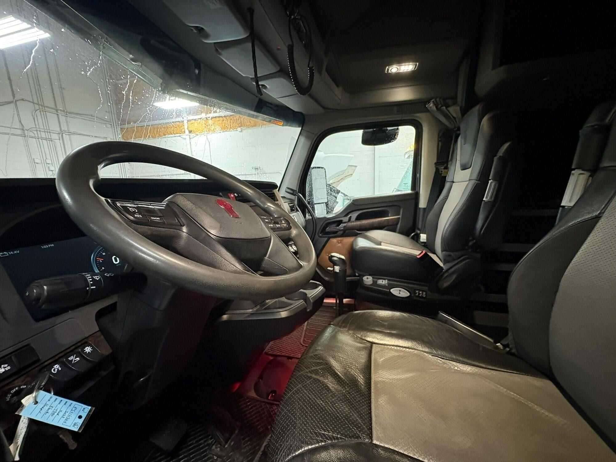 2023 Kenworth T880 image 13