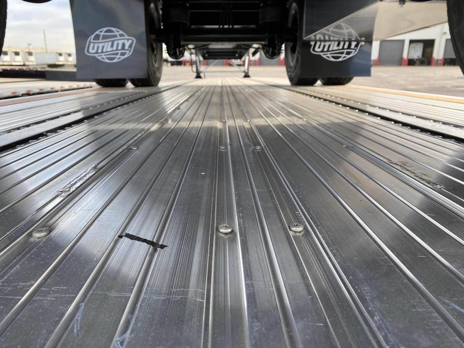 2027 Utility 4000AE image 2