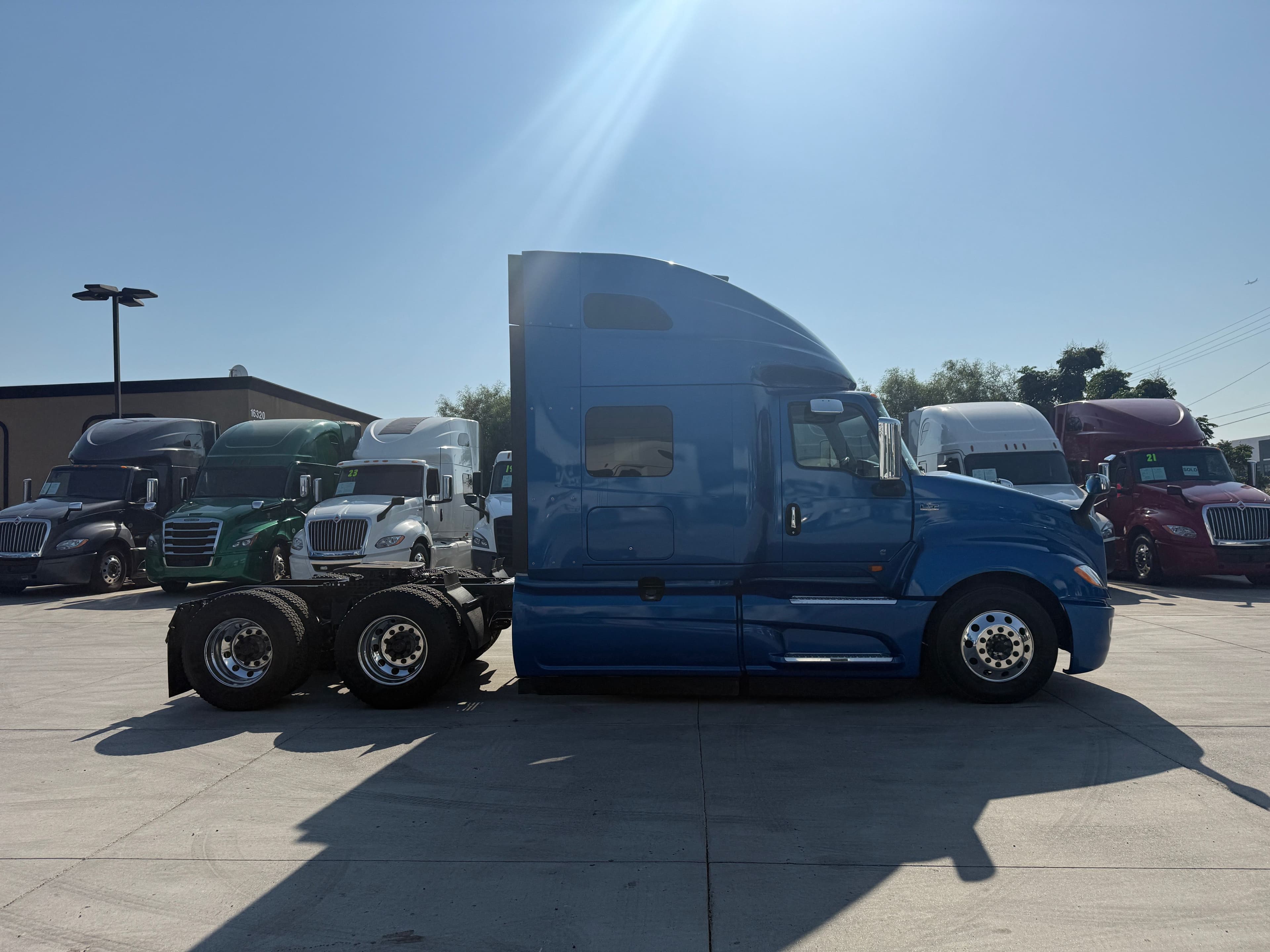 2021 International LT image 4