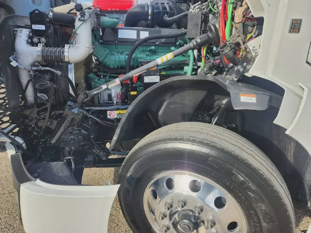 2022 Volvo VNL image 8