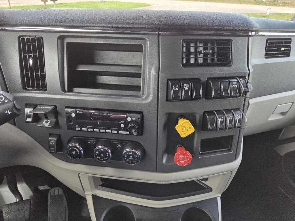 Used 2023 PETERBILT 579 image 16