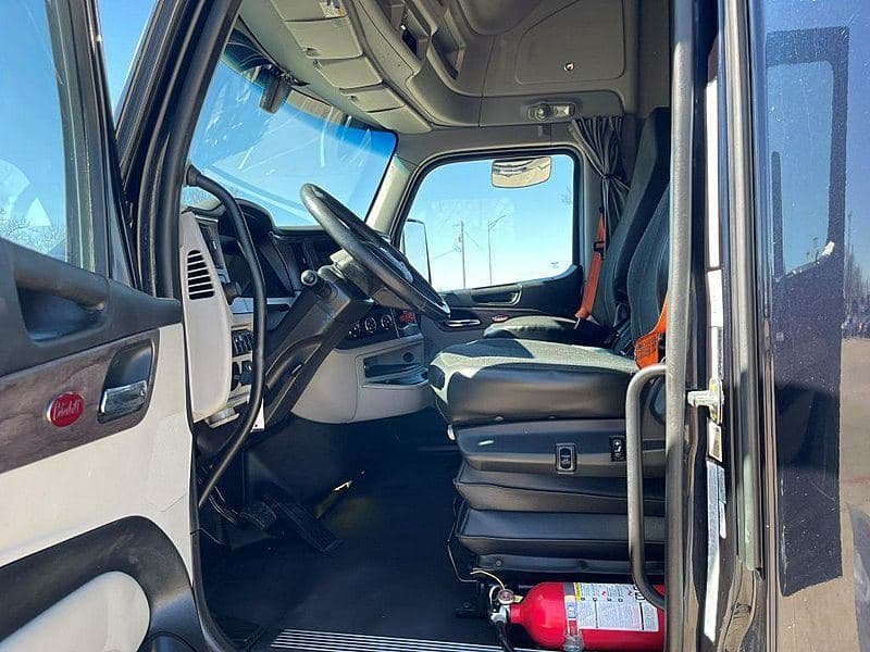 2023 Peterbilt 579 image 7