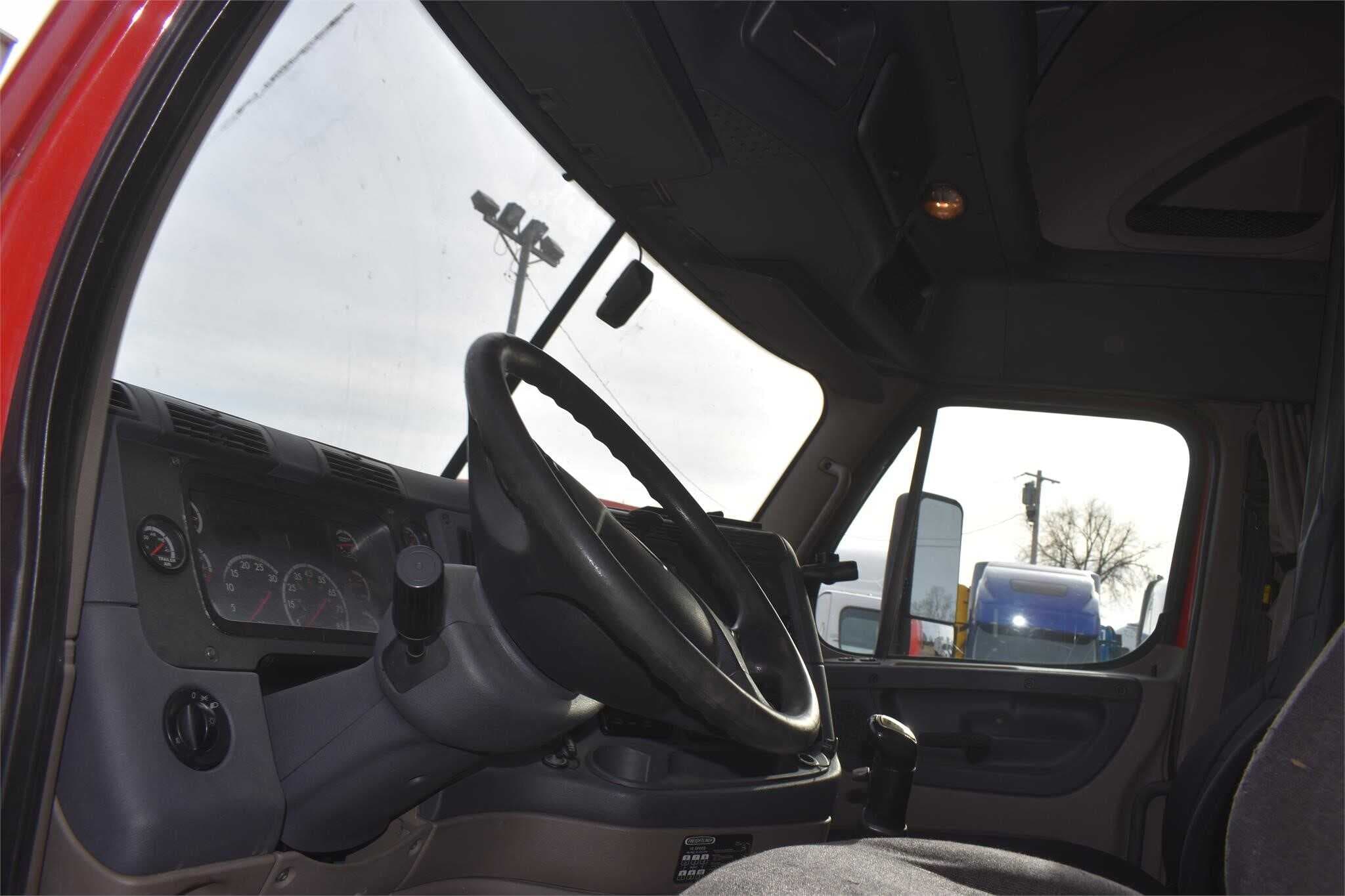 2013 Freightliner Cascadia 125 image 4