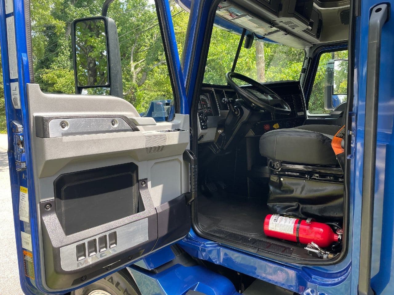 2019 Mack Anthem image 16