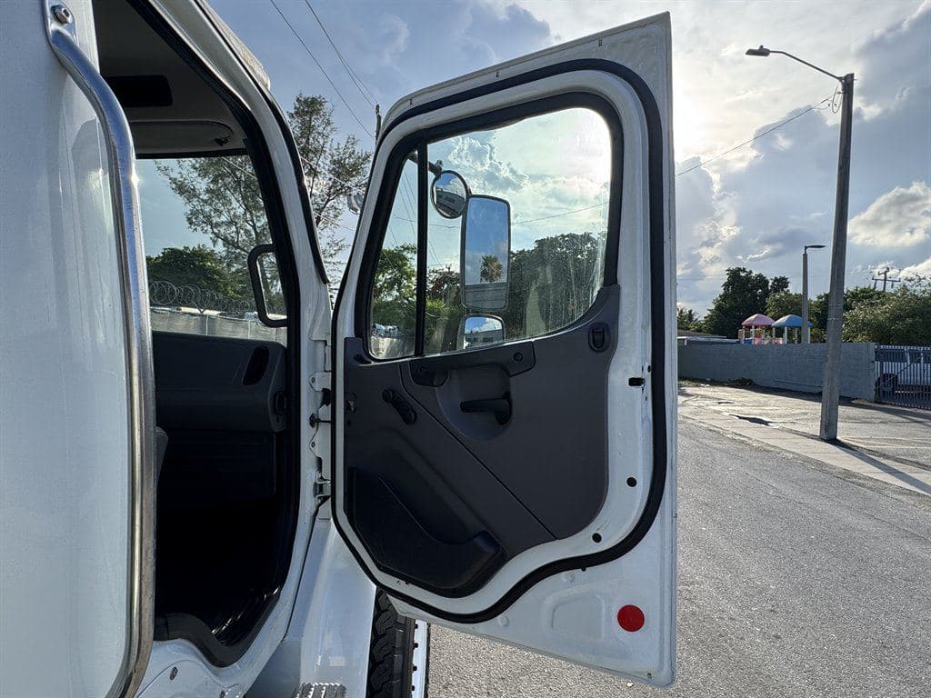 2016 Freightliner M2 106 image 51